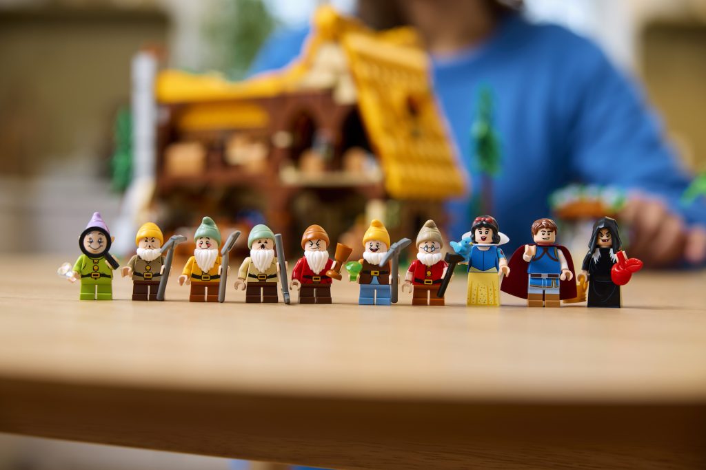 LEGO Disney 43242 Snow White and the Seven Dwarfs Cottage 24 1024x683