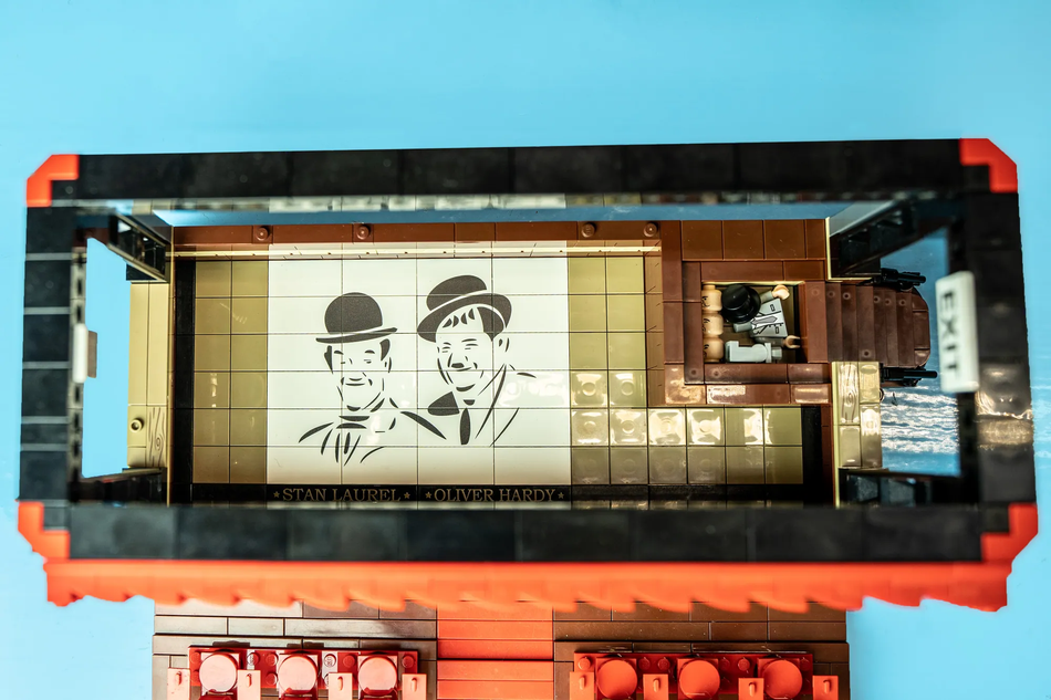 LEGO Ideas Laurel and Hardy Theatre 4