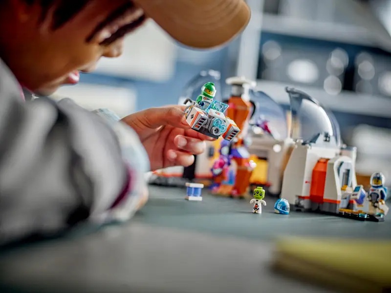 LEGO City 60439 Space Science Lab Lifestyle 2