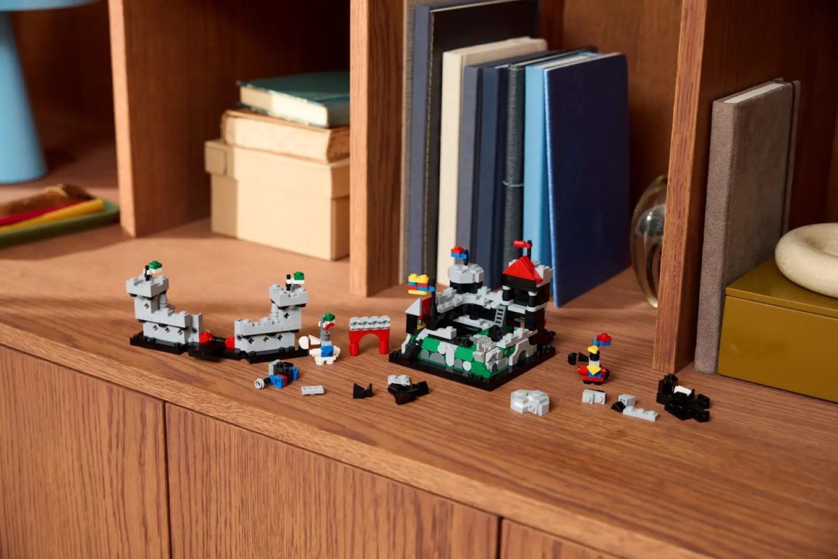 LEGO 40775 Mini Knights Castle Lifestyle 3 1200x801