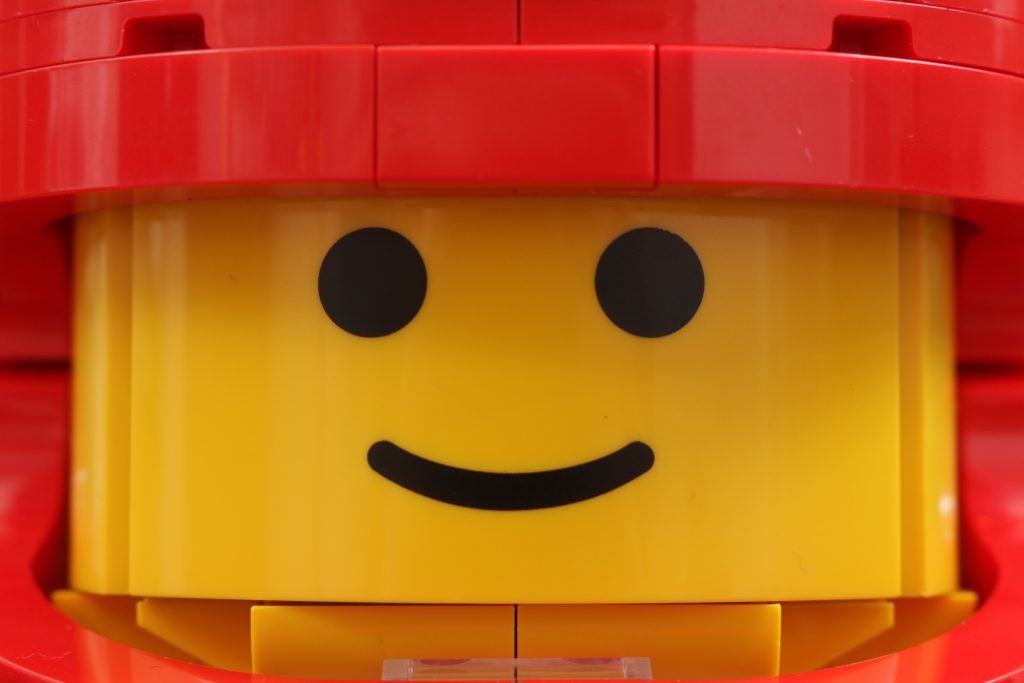 LEGO Minifigures 40819 Up Scaled Racing Driver Minifigure review 28 1024x683