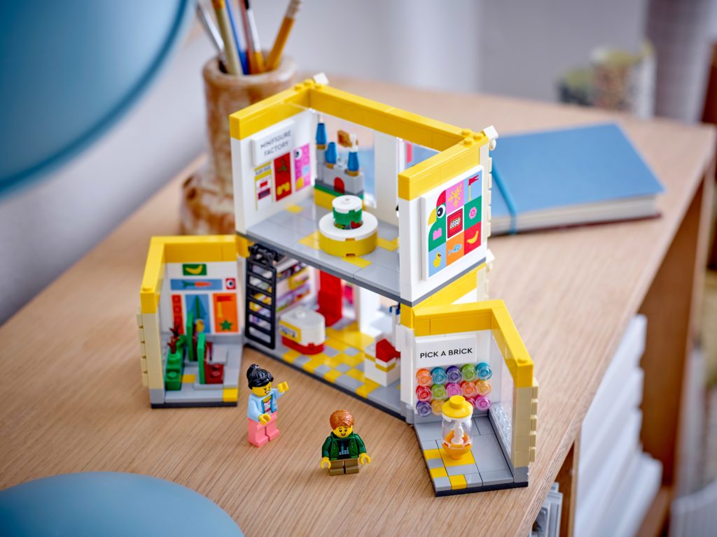 LEGO 40574 LEGO Brand Store 5 1024x768