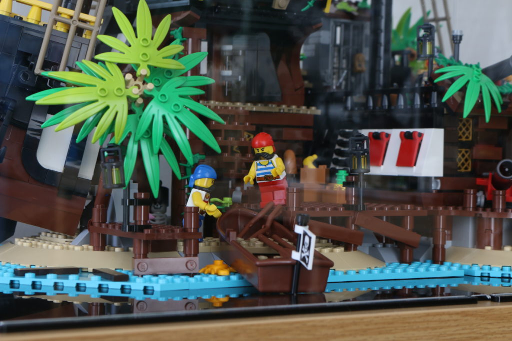 21322 Pirates of Barracuda Bay LEGO display case review 13