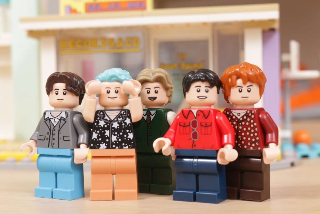 LEGO Ideas 21339 BTS Dynamite Bangtan Boys Jin Suga j hope RM Jimin V Jung Kook review 62 1024x683