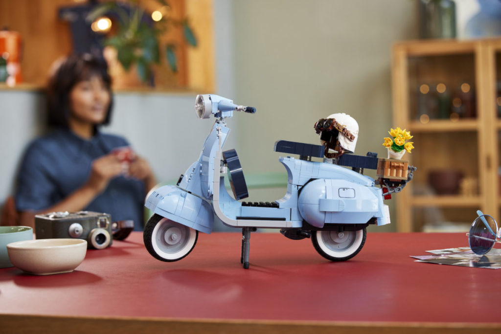 LEGO Creator Expert 10298 Vespa 125 scooter 17 1024x683