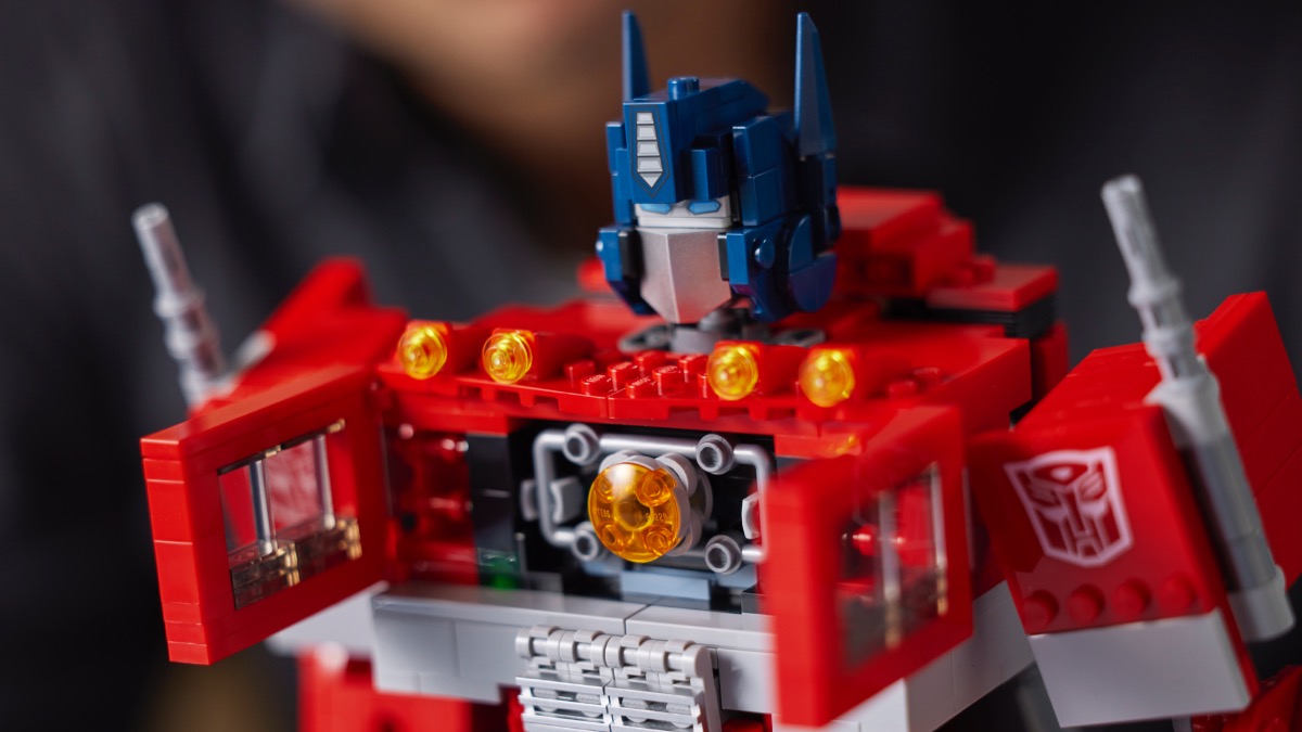 New LEGO designer video released for 10302 Optimus Prime