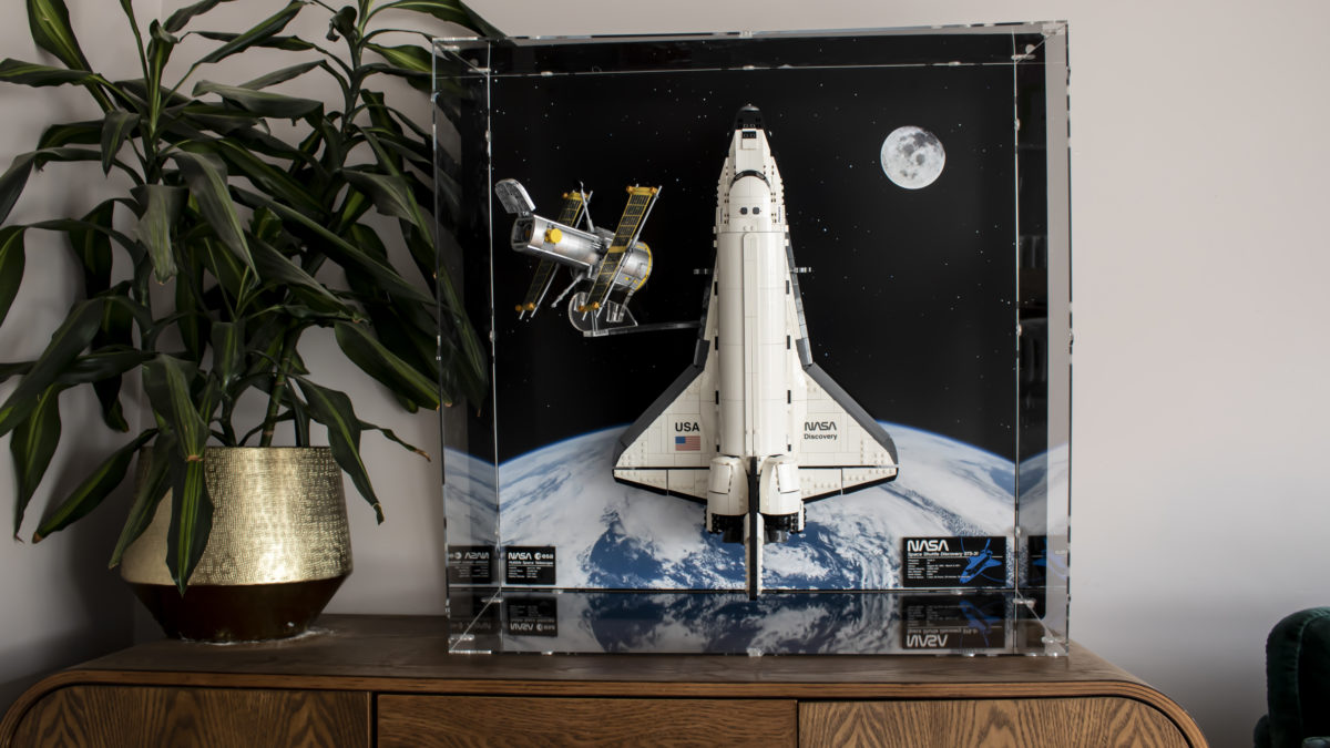 LEGO 10283 NASA Space Shuttle Discovery wall-mounted display case review