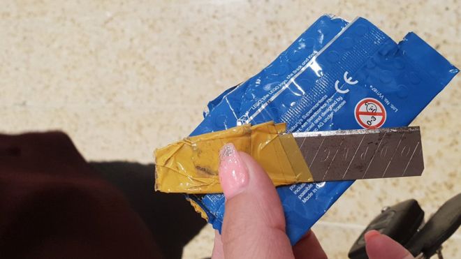 Knife blade found in pack of LEGO Create the World trading cards