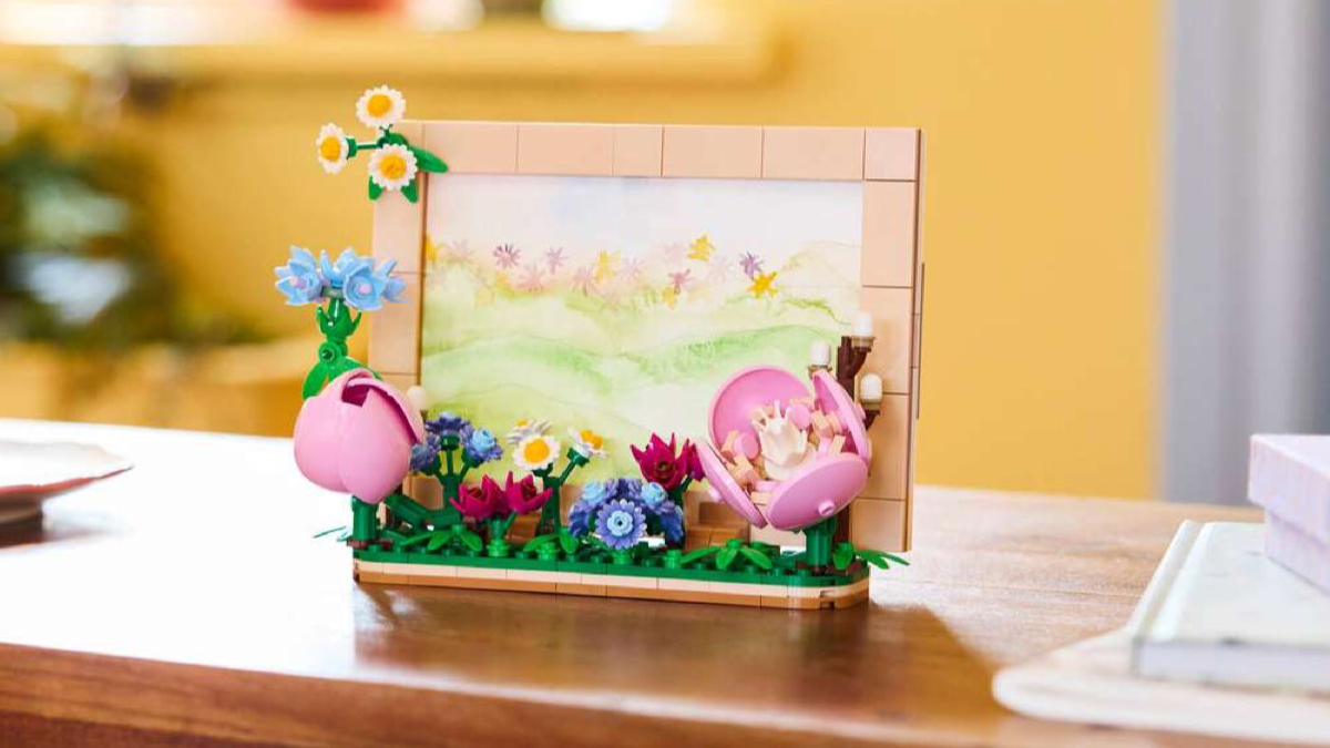 LEGO Botanicals Floral Picture Frame GWP revealed