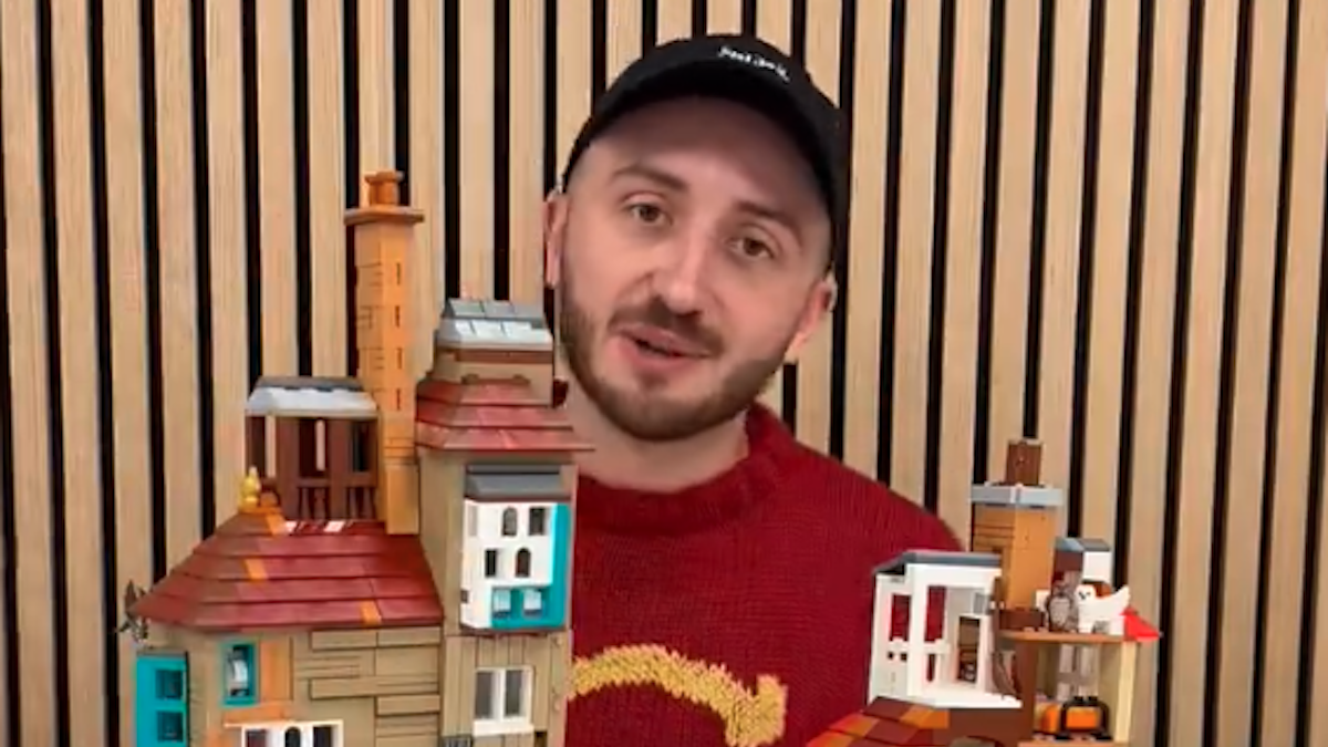 See both LEGO Harry Potter Burrows side by side