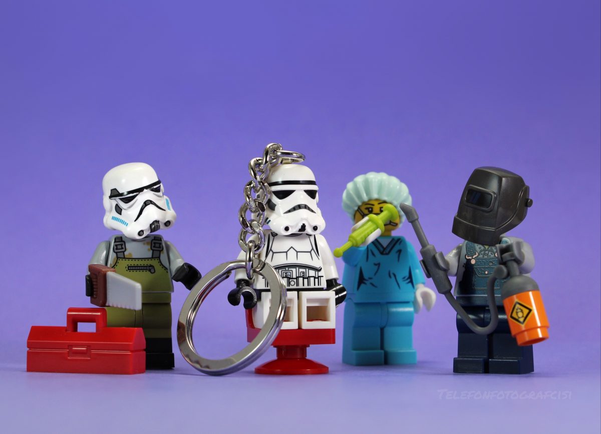 Brick Pic of the Day: Minifigure operation