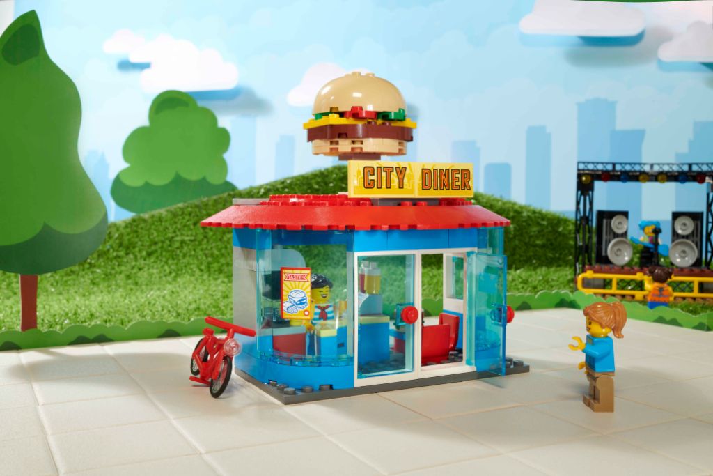 LEGO City 60271 Main Square 11