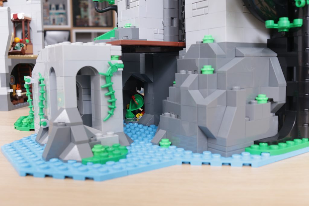 LEGO ICONS 10305 Lion Knights Castle review 37 1024x683