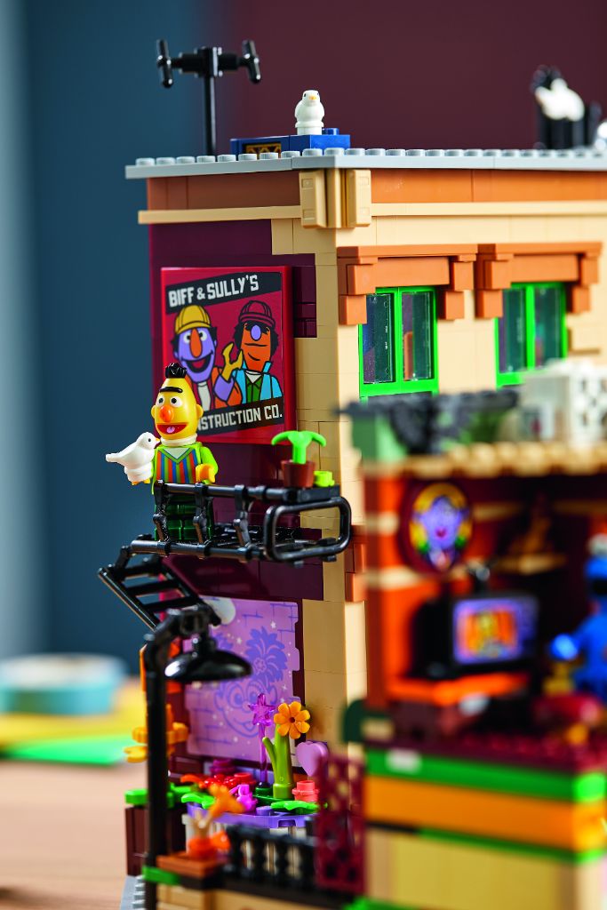 LEGO Ideas 21324 Sesame Street 11