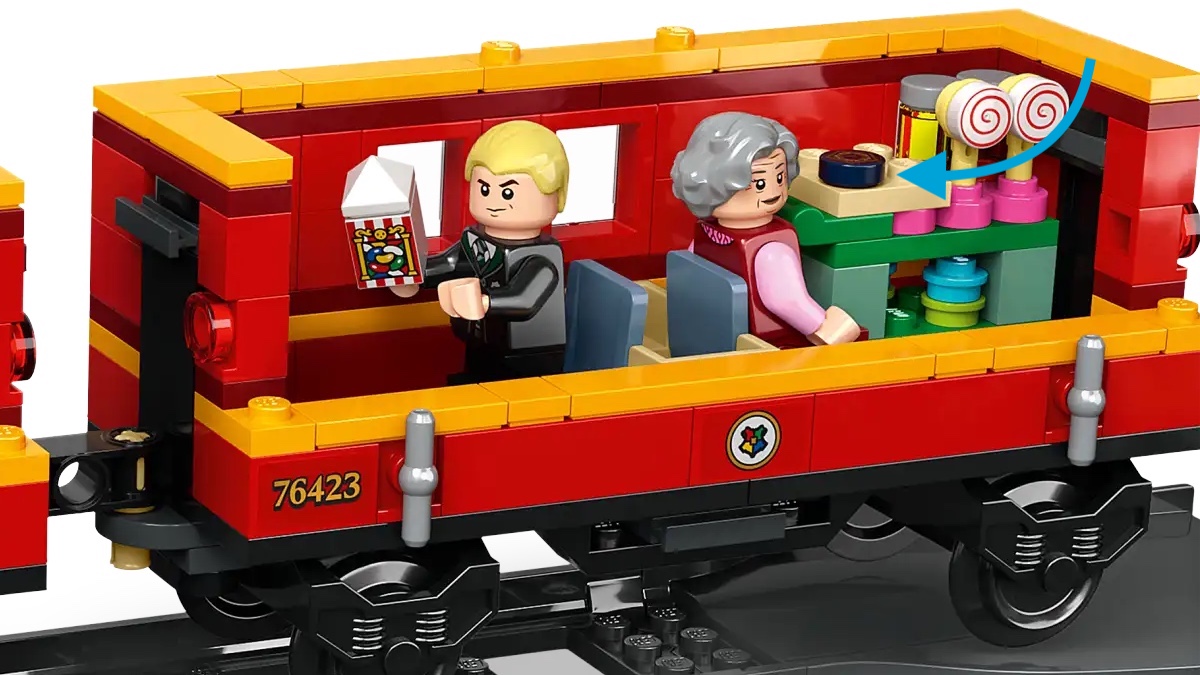 LEGO Harry Potter 76423 Hogwarts Express Hogsmeade Station details 4