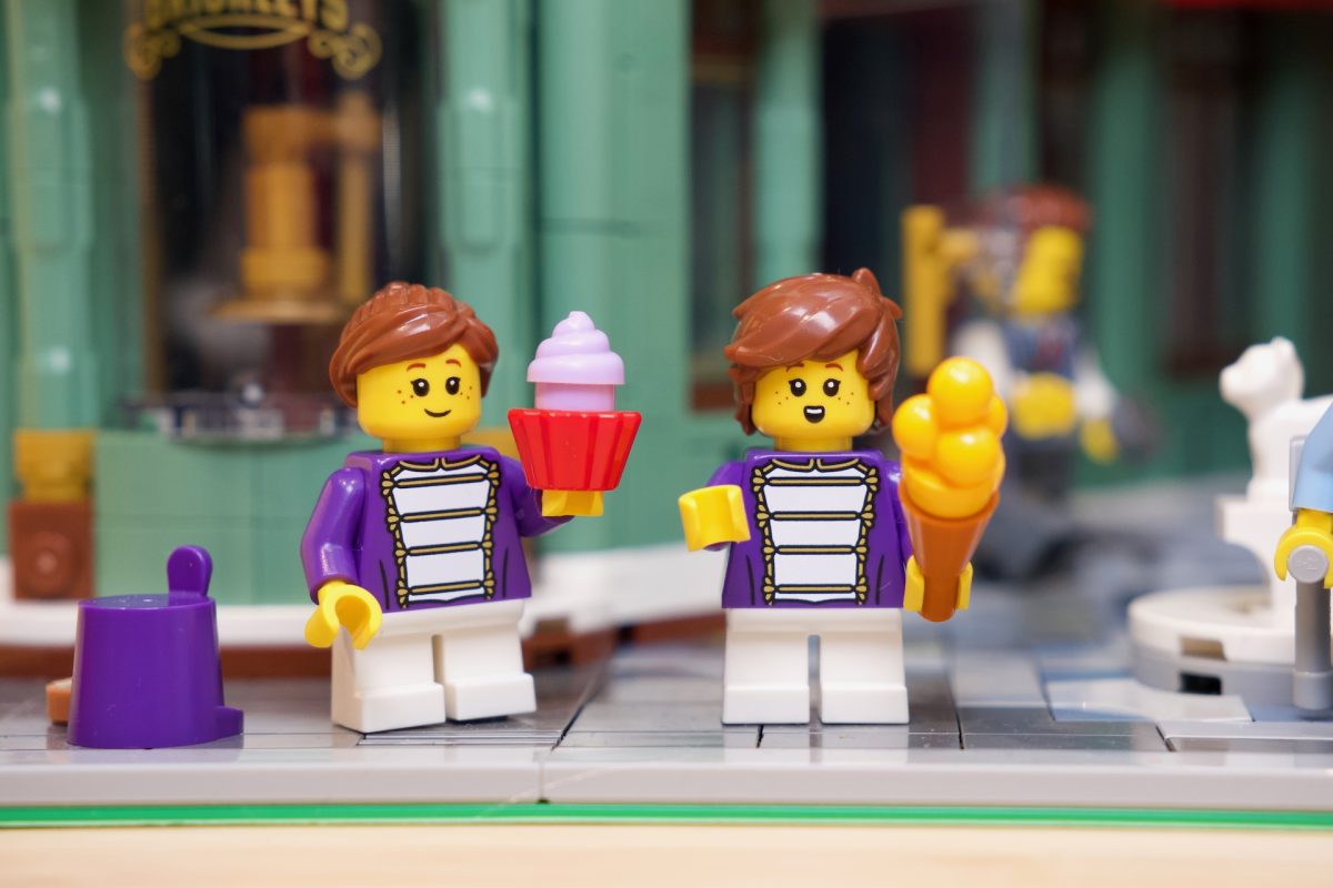 LEGO Icons 11371 Shopping Street review 5 1200x800