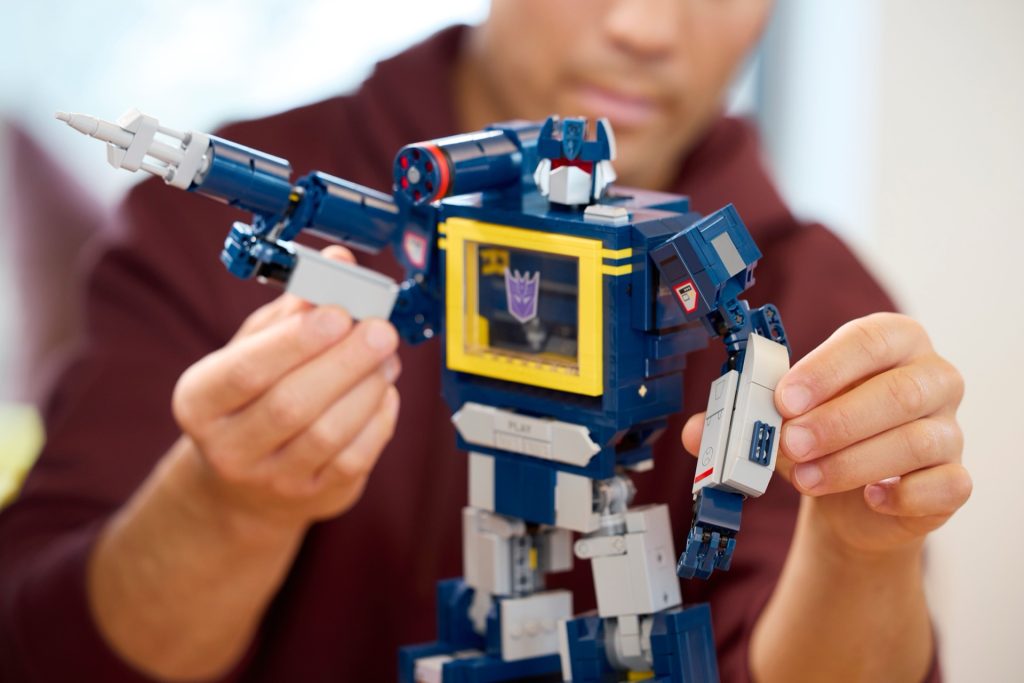 LEGO Icons 10358 Transformers Soundwave 16 1024x683
