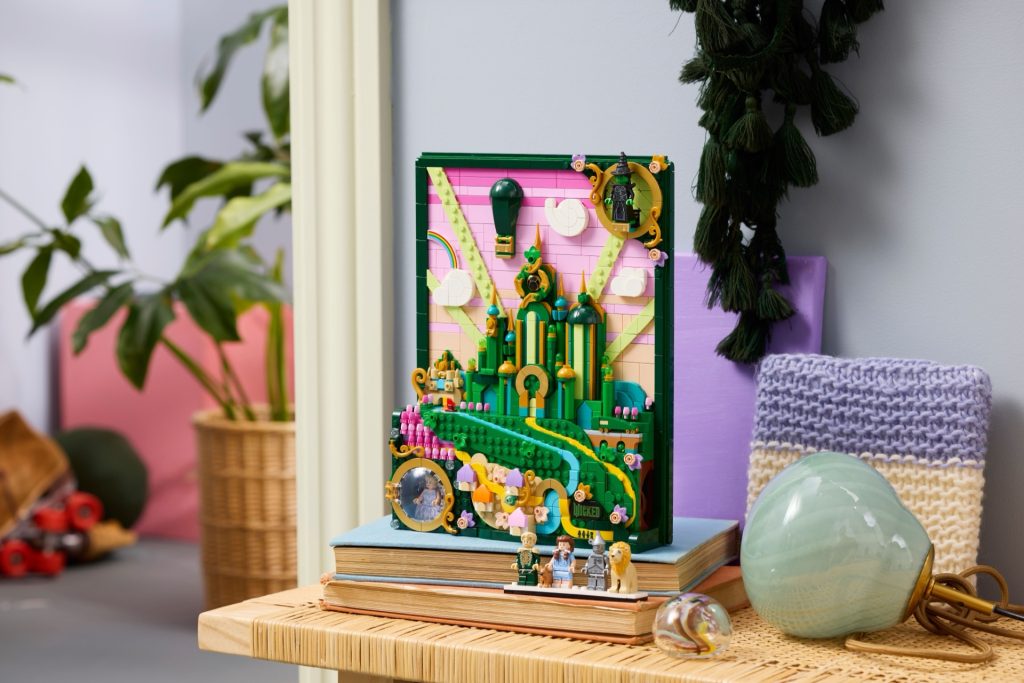 LEGO Wicked 75685 Emerald City Wall Art 9 1024x683