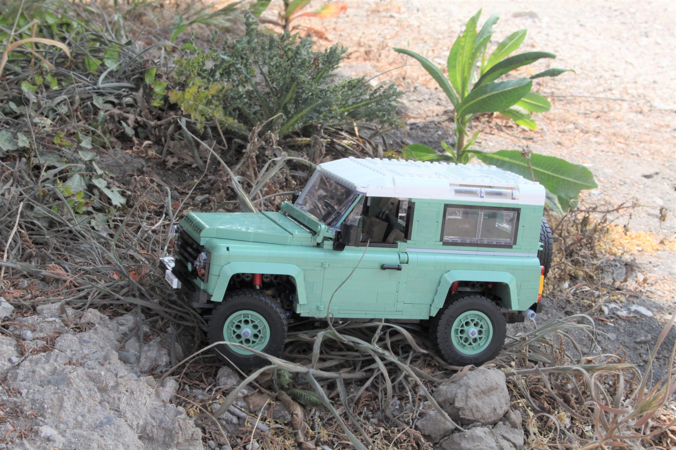 LEGO ICONS 10317 LAND ROVER CLASSIC DEFENDER 90 review outside 30 scaled