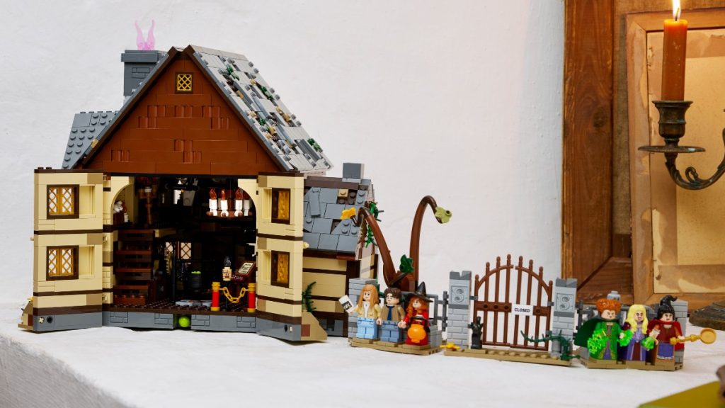 LEGO Ideas 21341 Hocus Pocus – The Sanderson Sisters Cottage lifestyle 4 featured 1024x576
