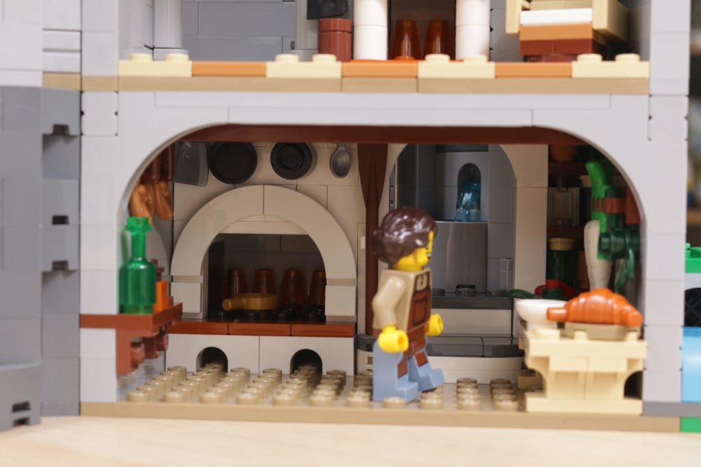 LEGO ICONS 10305 Lion Knights Castle review 20 1024x683