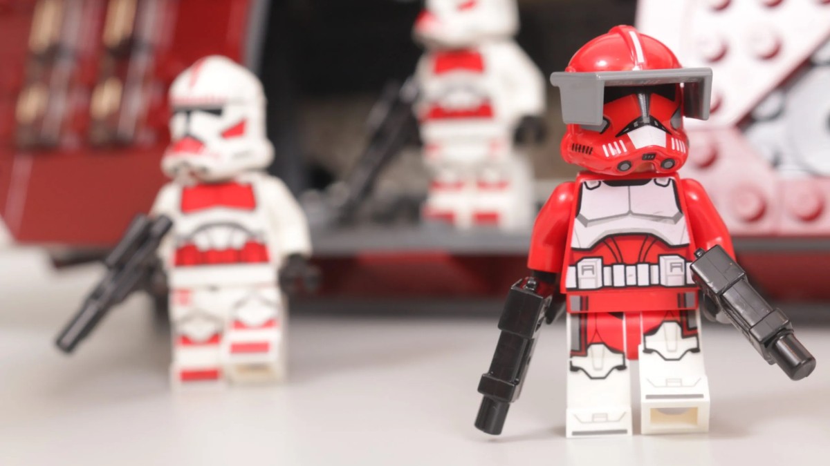 LEGO offers torso fix for Coruscant Gunship's Fox – less than six months before retirement