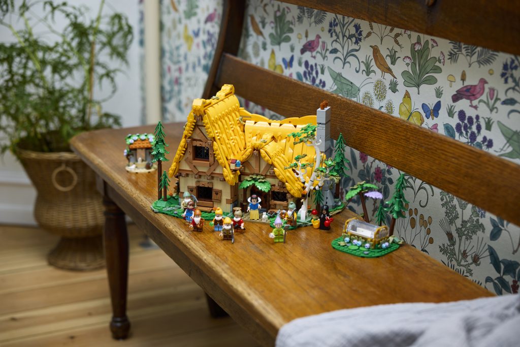 LEGO Disney 43242 Snow White and the Seven Dwarfs Cottage 11 1024x683