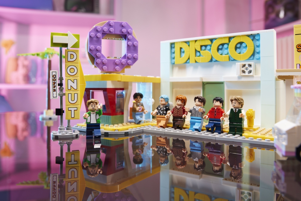LEGO Ideas 21339 BTS Dynamite 26 1024x683