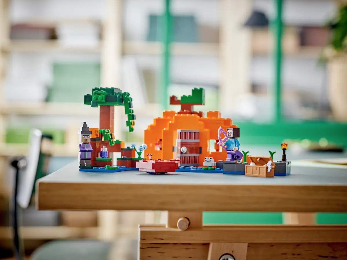 LEGO Minecraft 21248 The Pumpkin Farm 8