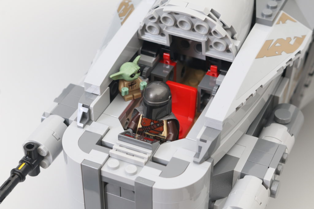 LEGO Star Wars 75292 The Mandalorian Bounty Hunter Transport The Razor Crest review 8