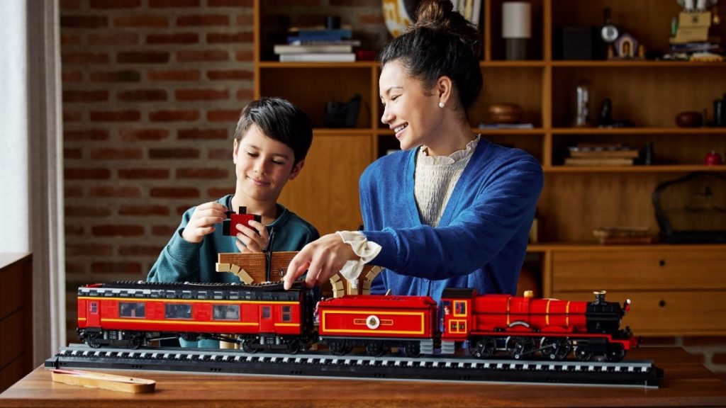LEGO Harry Potter 76405 Hogwarts Express Collectors Edition featured 2 1024x576