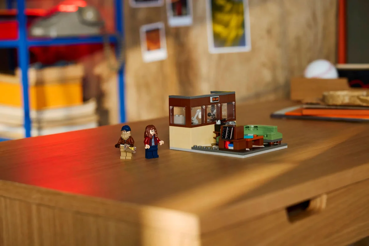 LEGO Icons 40891 Stranger Things WSQK Radio Station 6 1200x800