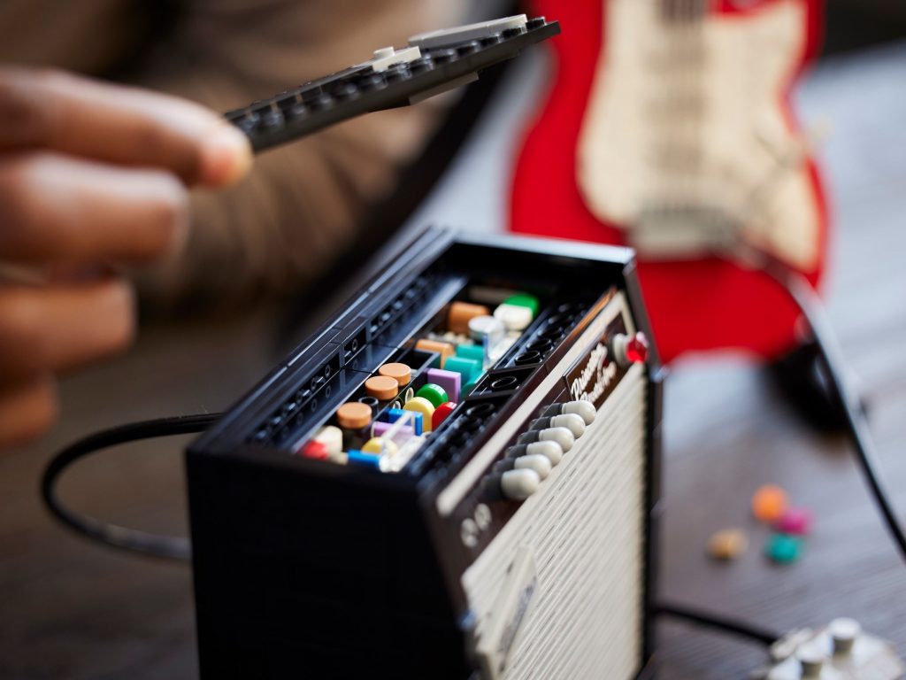 LEGO Ideas 21329 Fender Stratocaster Amplifier 1 1024x768