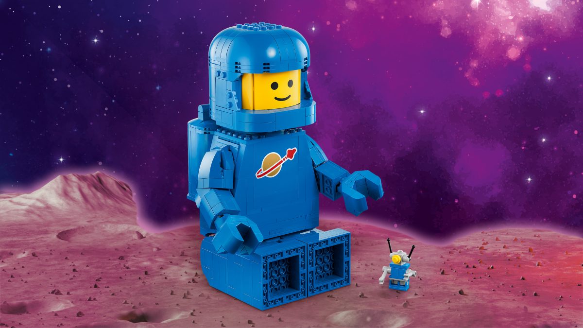 LEGO 40921 Up Scaled Blue Astronaut Minifigure 18 1200x675