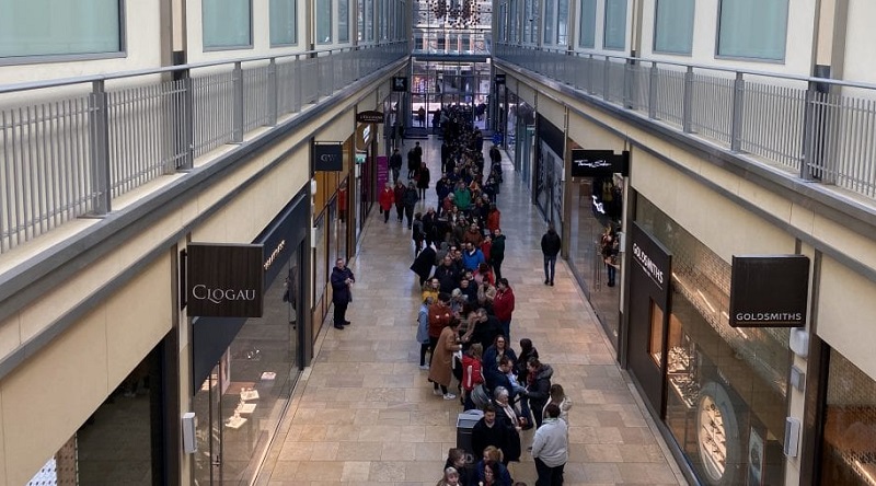 Shoppers queue for custom LEGO St David's Day minifigures