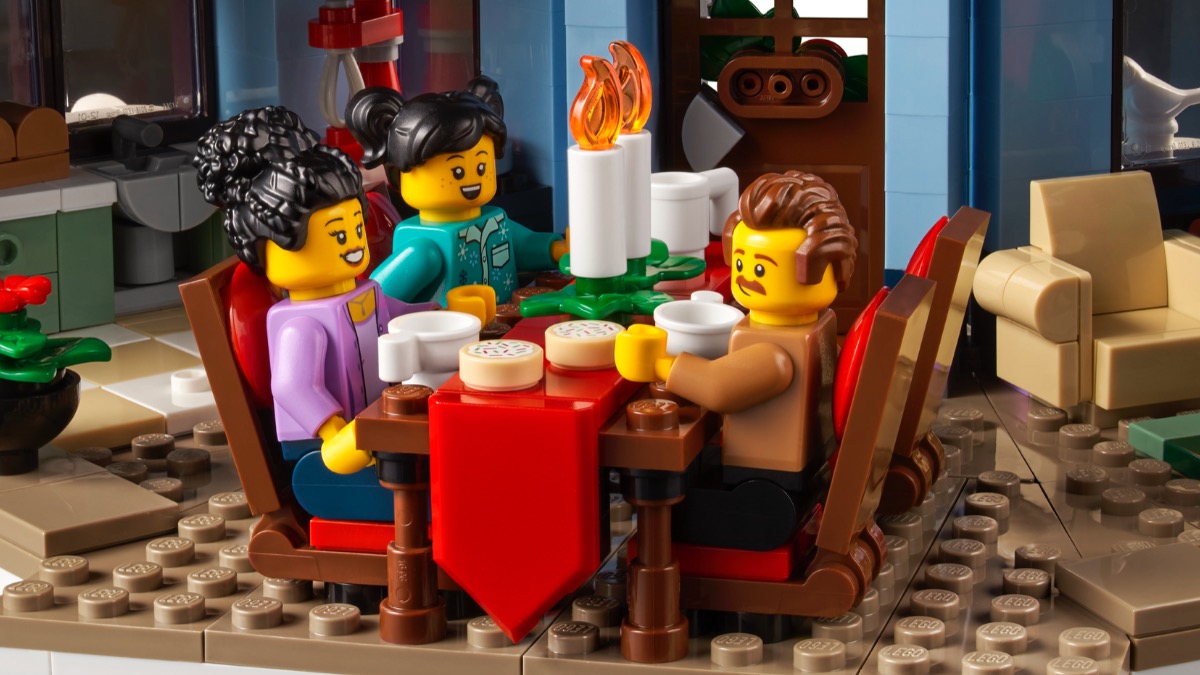 LEGO for Adults 10293 Santa's Visit designer video released