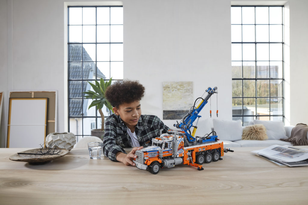 LEGO Technic 42128 Heavy duty Tow Truck 10