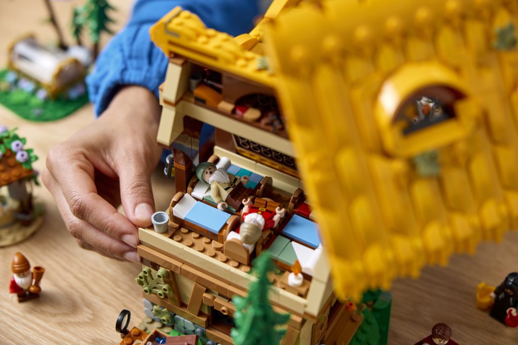 LEGO Disney 43242 Snow White and the Seven Dwarfs Cottage 20 1024x683