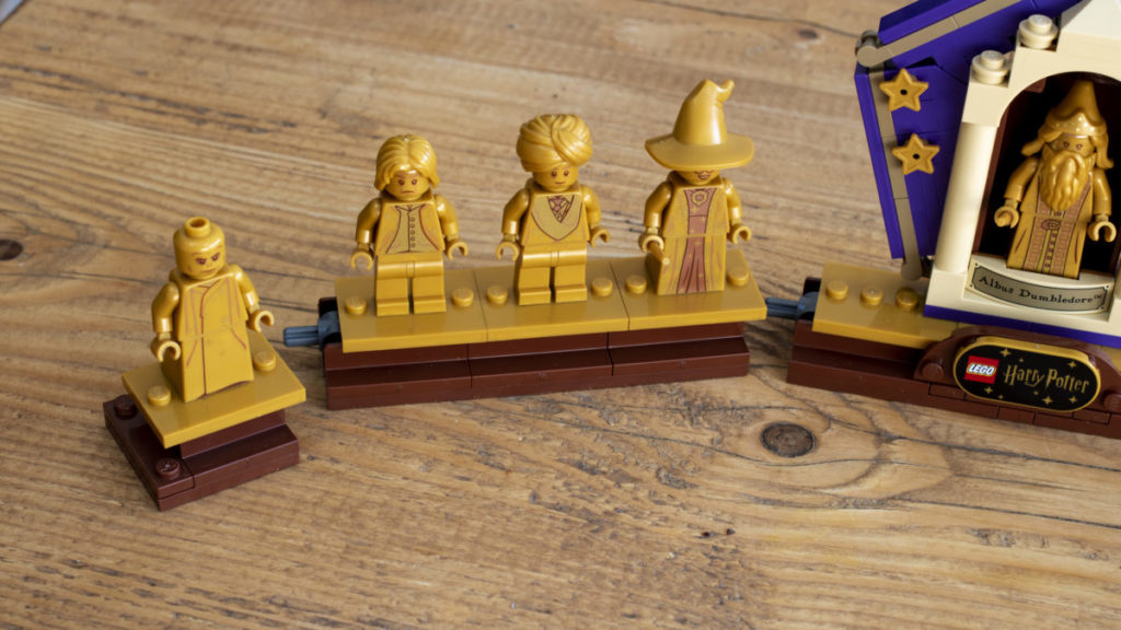 LEGO Harry Potter 76391 Hogwarts Icons Collectors Edition minifigure display 8 1024x576
