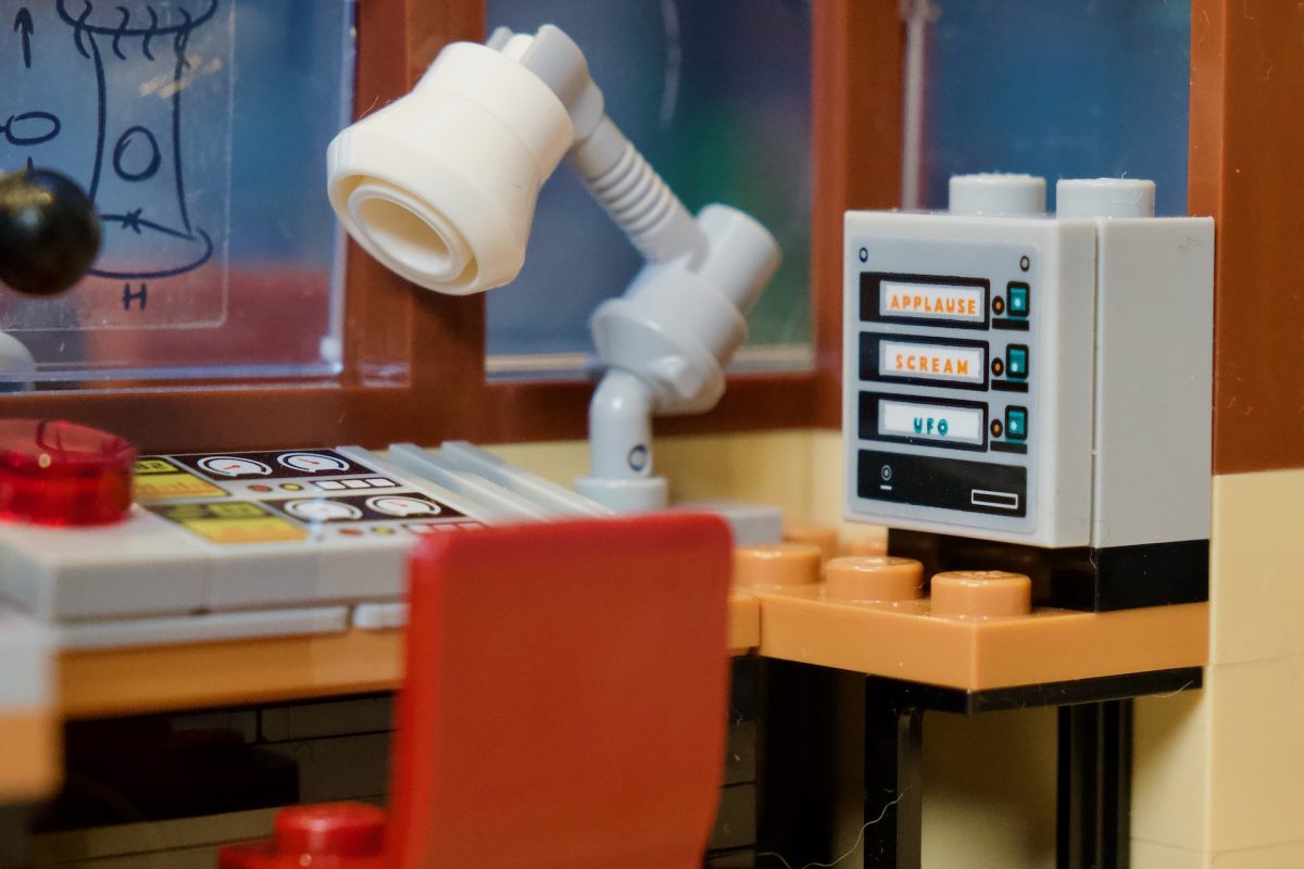 LEGO Stranger Things 40891 WSQK The Squawk Radio Station review 10 1200x800